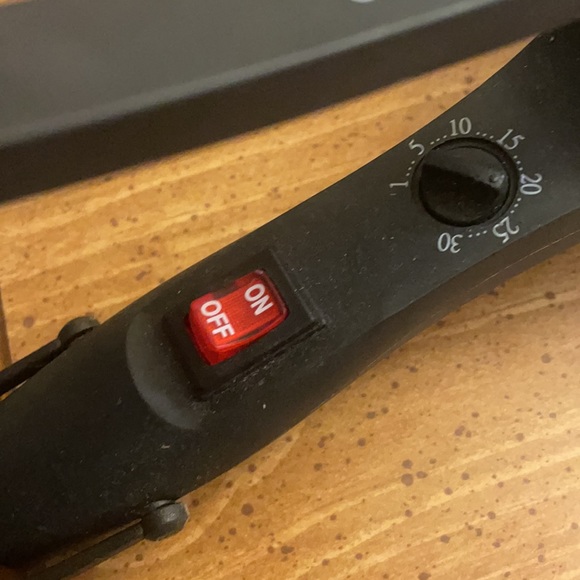 Revlon Wave hair iron with multiple temp settings - Picture 2 of 3